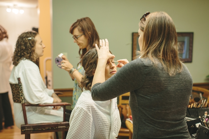 1LADIES getting ready-21-073